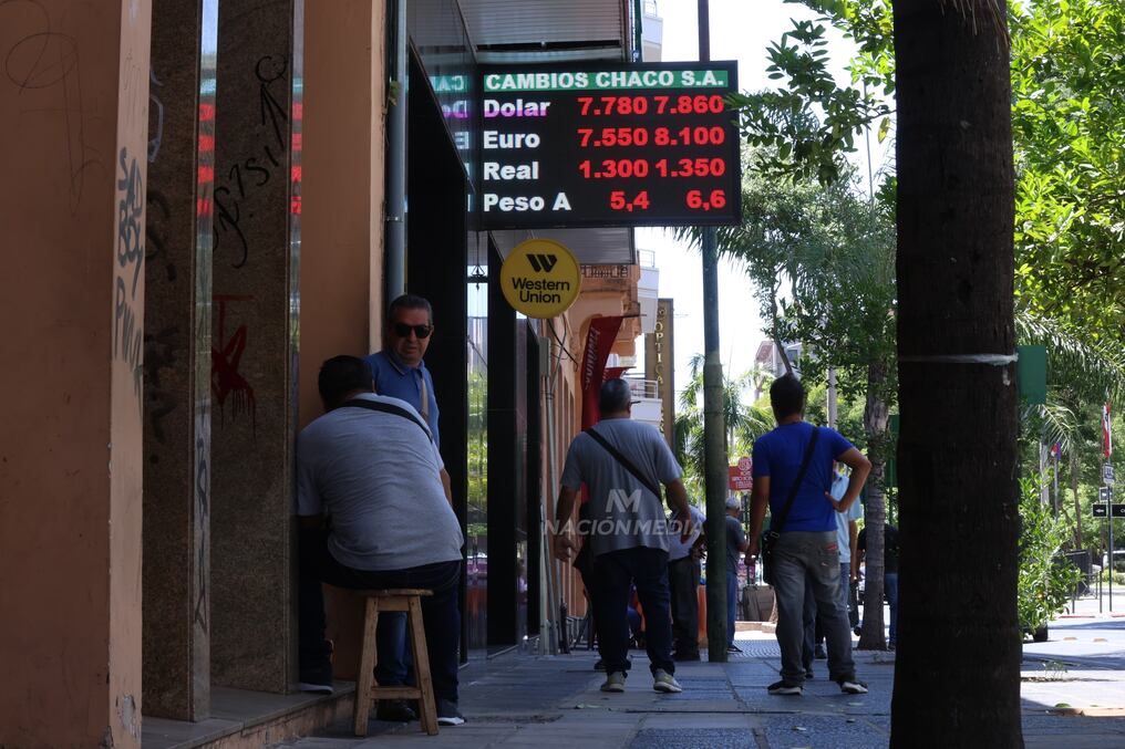 El comportamiento del dólar permanece con una tendencia levemente a la alza, mientras se espera que ingresen más divisas por la exportación de soja. Foto: Jorge Jara
