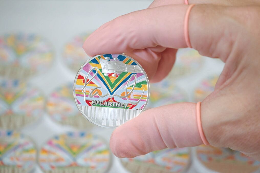 The Royal Mint muestra el diseño de la moneda de 5 libras de Paul McCartney. Foto: AFP