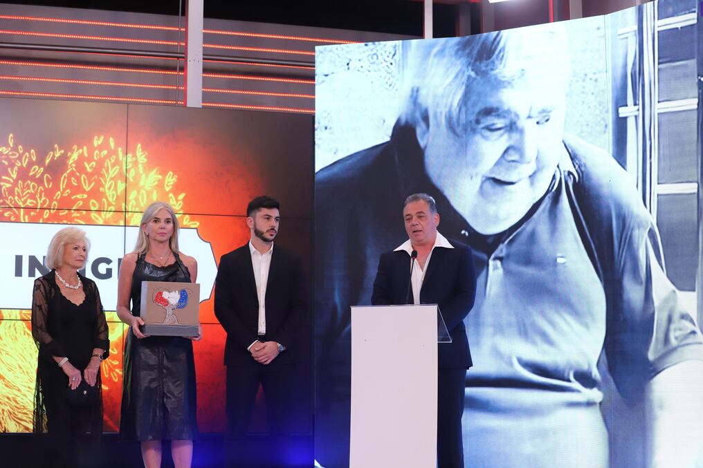 Familiares del gran ODD, recibieron el premio "Héroes" en reconocimiento al gran dirigente deportivo más glorioso del país. Foto: Carlos Juri