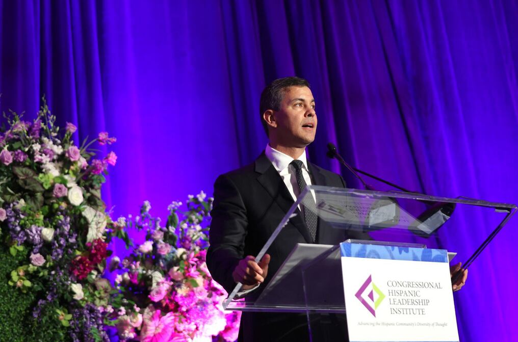 Santiago Peña participó en la Gala Anual y los Premios al Liderazgo del Instituto de Liderazgo Hispano del Congreso (CHLI), en Washington. Foto: @SantiPenap