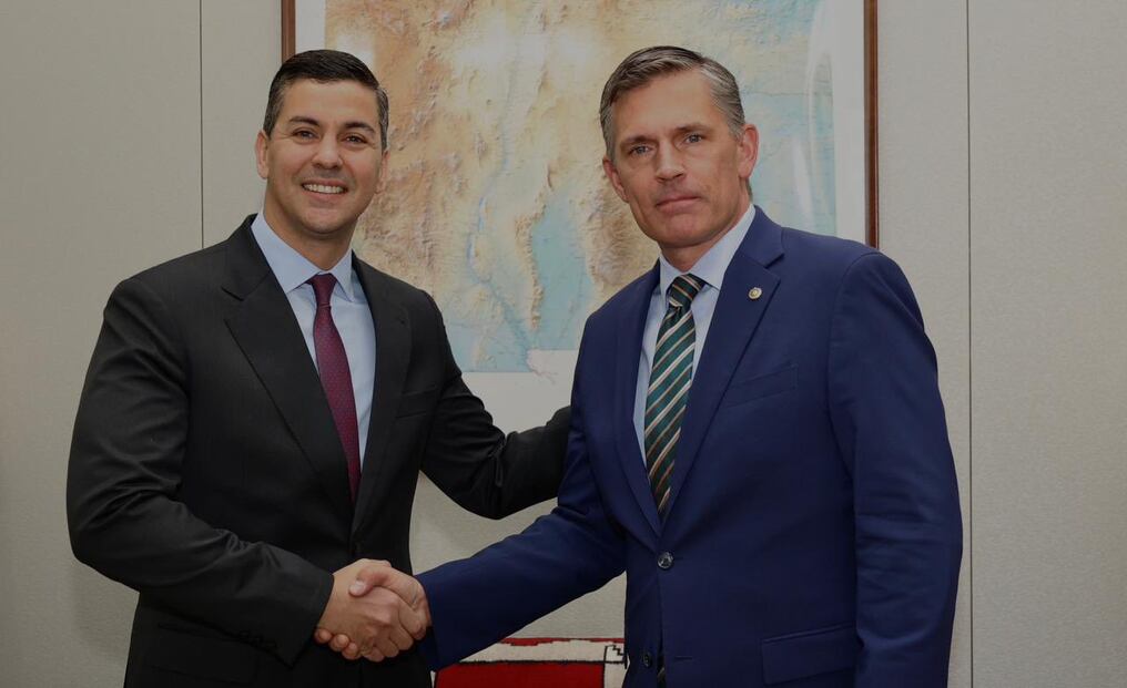 Santiago Peña junto con el senador estadounidense, Martin Heinrich. El mandatario mantuvo una serie de encuentros con diversos referentes políticos y de otras áreas de EE. UU. Foto: Gentileza