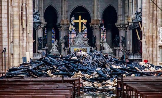 Hace cinco años así había quedado el altar tras la destrucción del fuego. Foto: Christophe Petit Tesson/AFP