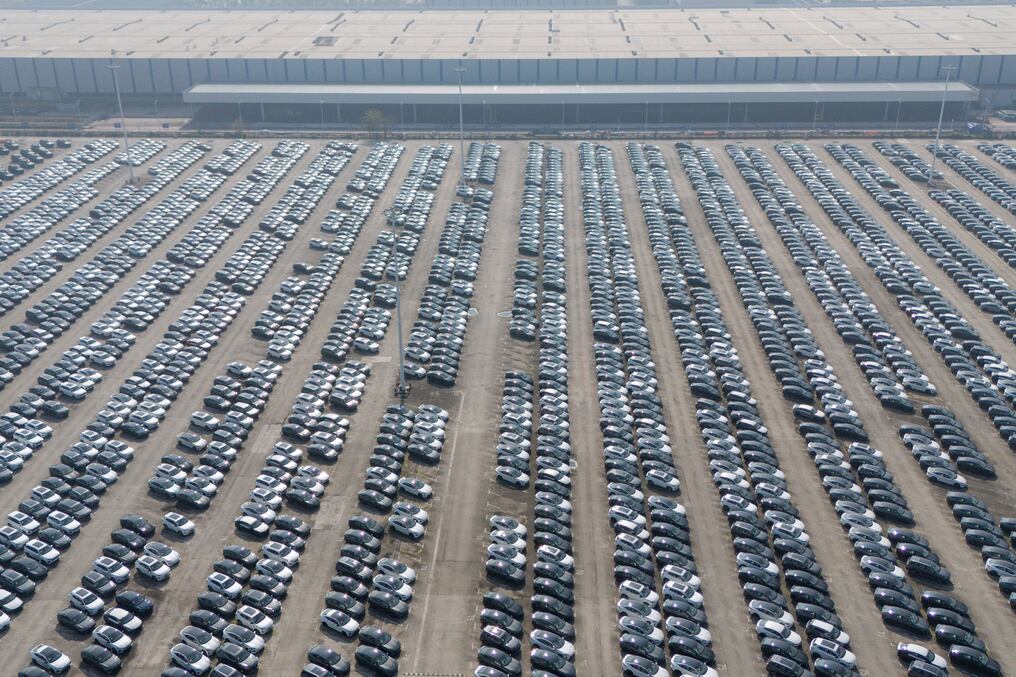 Actualmente China produce más de la mitad de los vehículos eléctricos en el mundo, en tanto que Alemania pide una ralentización de la transición energética en el sector automovilístico. Foto: AFP
