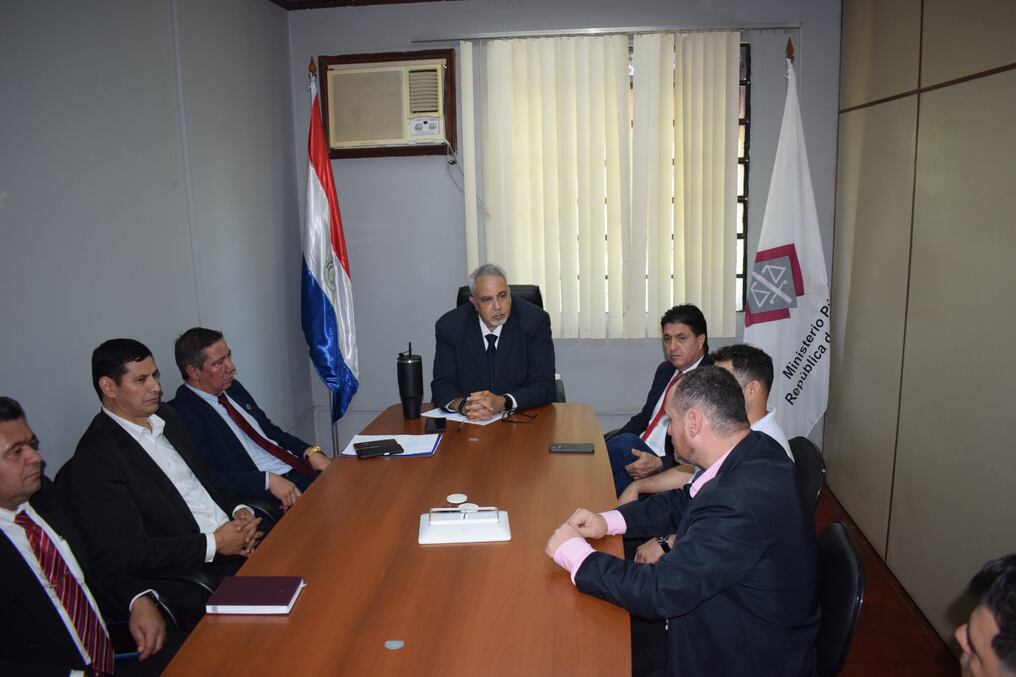 El fiscal adjunto de la regional Ciudad del Este del Ministerio Público, Jorge Sosa, se reunió con el gremio de abogados de Hernandarias. Abordaron sobre nuevas designaciones de fiscales y mejora de infraestructura. Foto: Gentileza