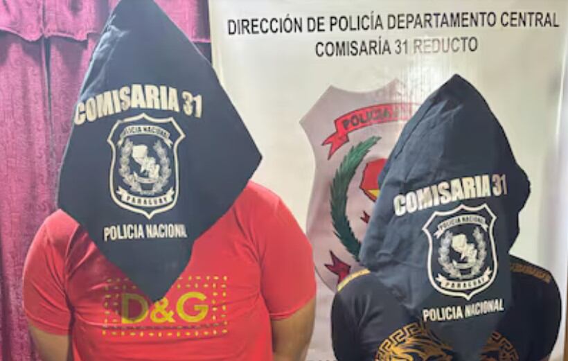 Kevin Romero Álvarez (18) y Fabricio Falcón Sánchez (18) intentaron huir de la policía, pero fueron detenidos; se incautaron armas y municiones en poder de ambos. Foto: Gentileza