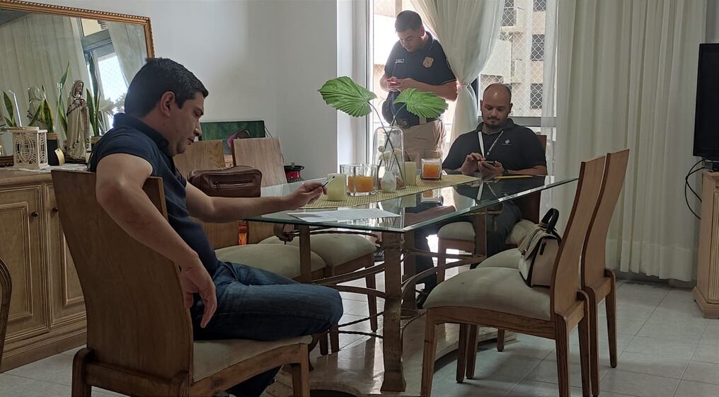 La fiscala Rosa Noguera está realizando en este momento un procedimiento en la casa del exdirector de la Policía Municipal de Tránsito de Asunción. Foto: Gentileza