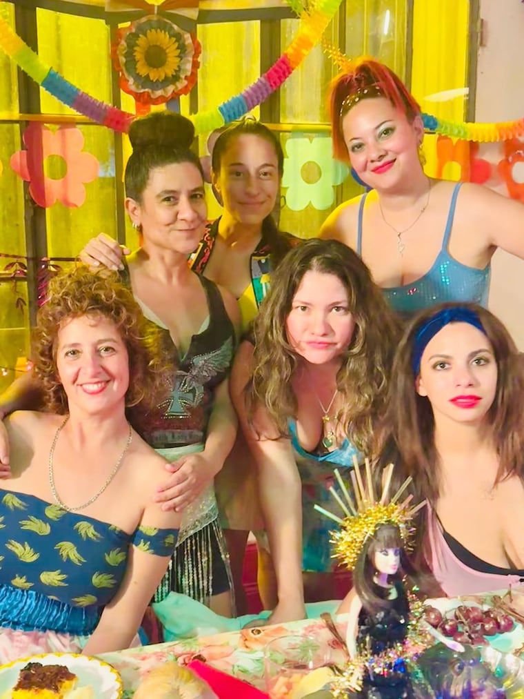 Coral Gabaglio y Shirley Giménez junto a otras compañeras, en medio de las grabaciones. Foto: Instagram - @coralgabaglio