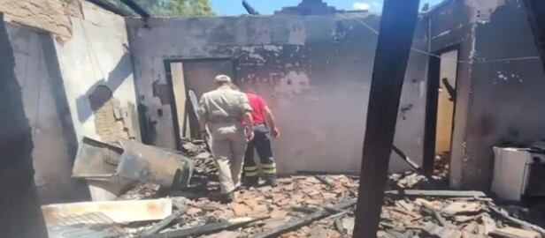 Los bomberos acudieron al lugar del siniestro pero hallaron a los niños sepultados entre los escombros. Foto: Captura de pantalla