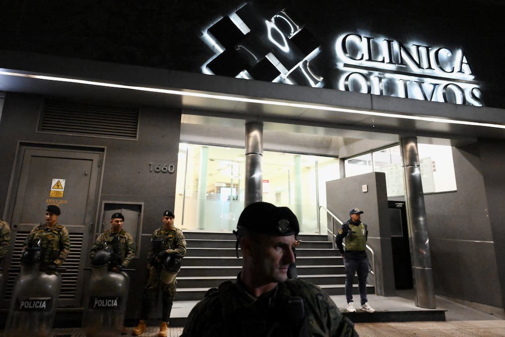 La Clínica Olivos durante un allanamiento para buscar documentos relacionados con la salud del fallecido futbolista. Foto: Luis Robayo/AFP