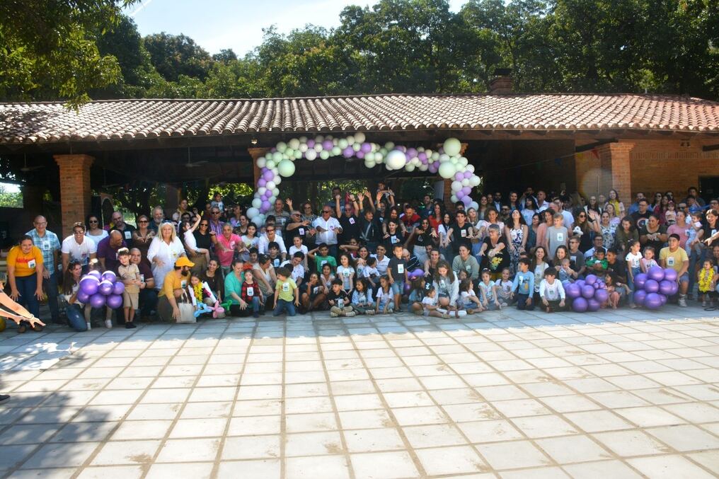 Se reunieron padres, profesionales y los niños que padecen de esta condición que afecta a la audición. Foto: Gentileza
