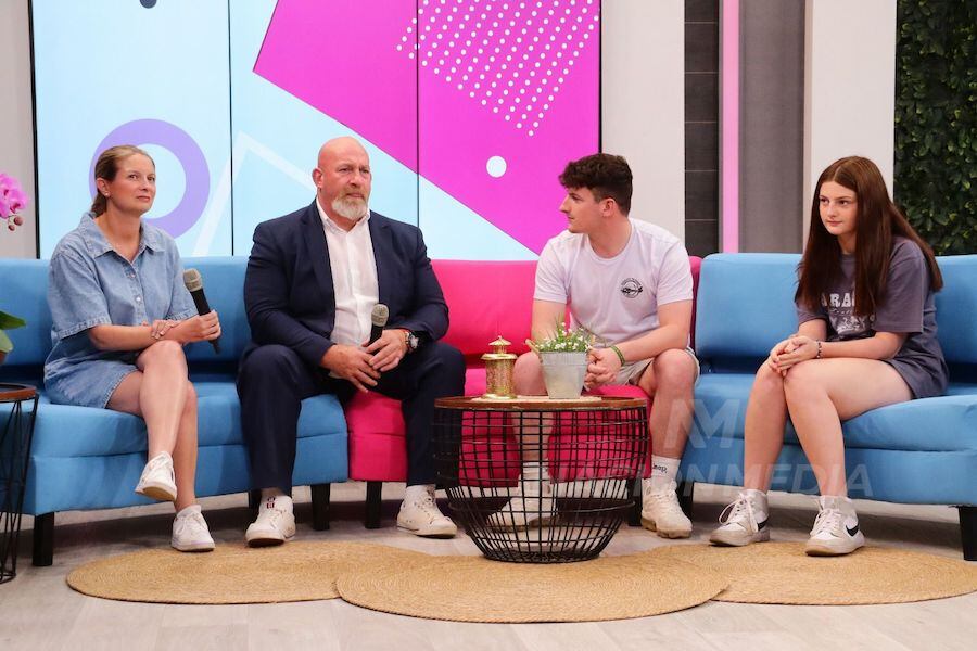 Vino acompañado por su esposa francesa Helene, y sus hijos, Teddy (18) y Victoria (13) con quienes visitó varios programas televisivos del canal GEN y conocieron el edificio de Nación Media