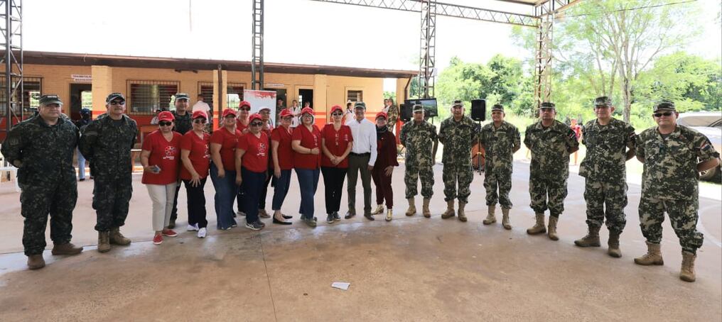 El gobierno del mandatario Santiago Peña impulsó una jornada de acción cívica en la localidad de Britez Kué, distrito de Yvy Pytã para asistir a las comunidades más vulnerables. Foto: Gentileza