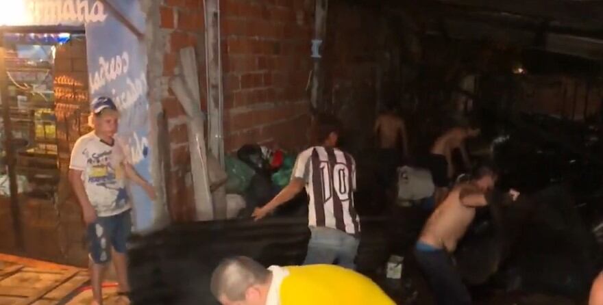 Los vecinos colaboraron con la tarea de los bomberos voluntarios. Foto: Captura de pantalla