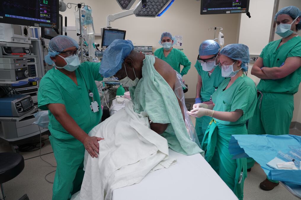 Durante el trasplante renal, que duró un poco más de una hora, Harry Stackhouse permaneció despierto y hablando con los médicos. Se sorprendió del tamaño que tiene un riñón. El paciente recibió el alta 36 horas después de la cirugía. Foto: AFP