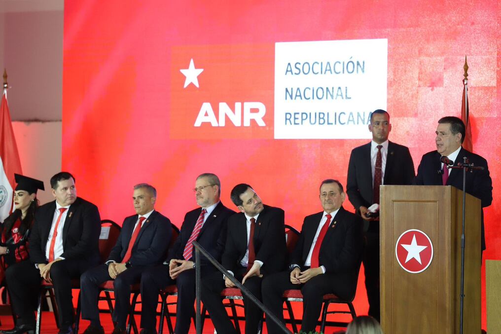 El presidente de la ANR, Horacio Cartes, afirmó que seguirá impulsando a la educación a través del partido. Foto: Gentileza
