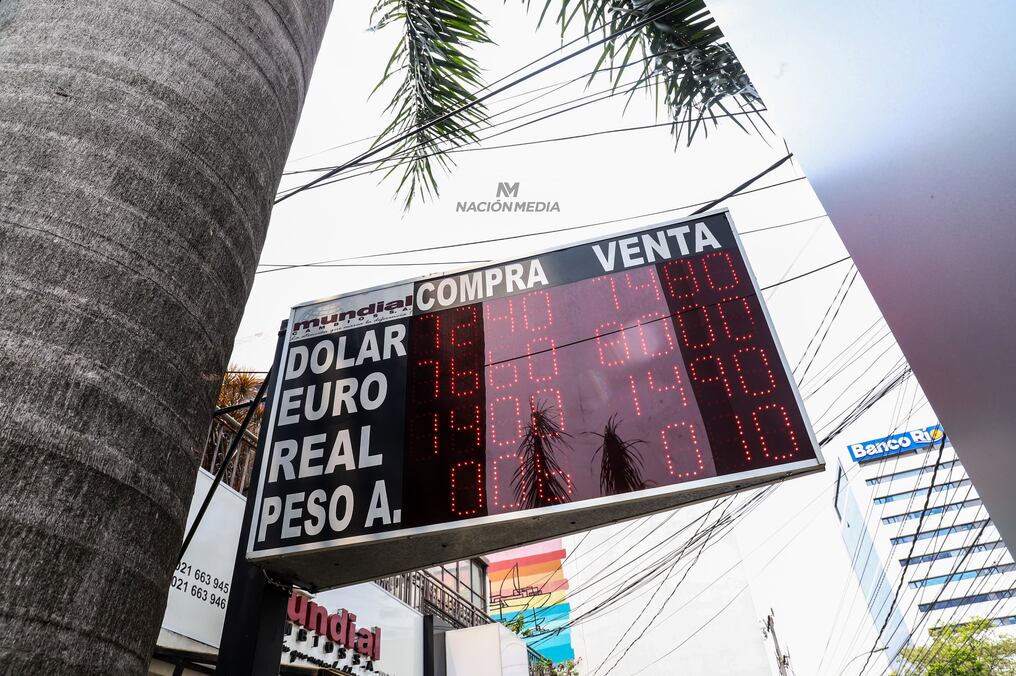 En el mes de octubre, el dólar experimentó una de las mayores presiones, alcanzando el pico máximo del año. Foto: Jorge Jara