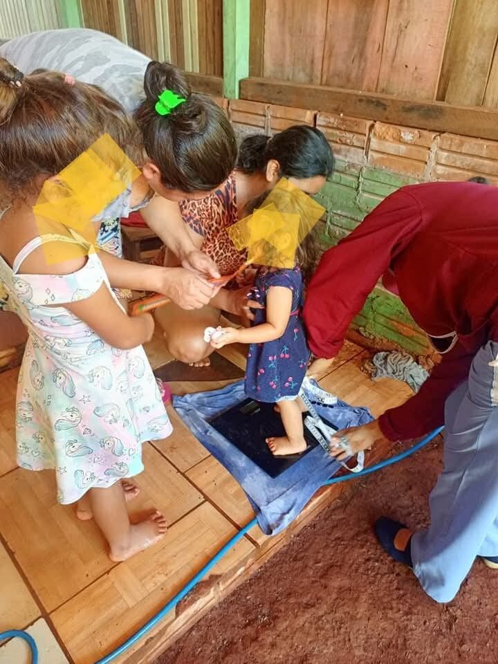 Personal de la USF de San Cristóbal, Alto Paraná, en su trabajo regular, detectó dos casos de niños menores de cinco años con desnutrición y fueron incorporados inmediatamente al programa PANI para recibir leche fortificada.  Foto: Gentileza