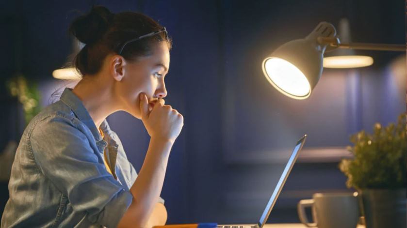 Las personas noctámbulas tienen un estilo de vida menos saludable, según nuevo estudio. Foto: Pexels