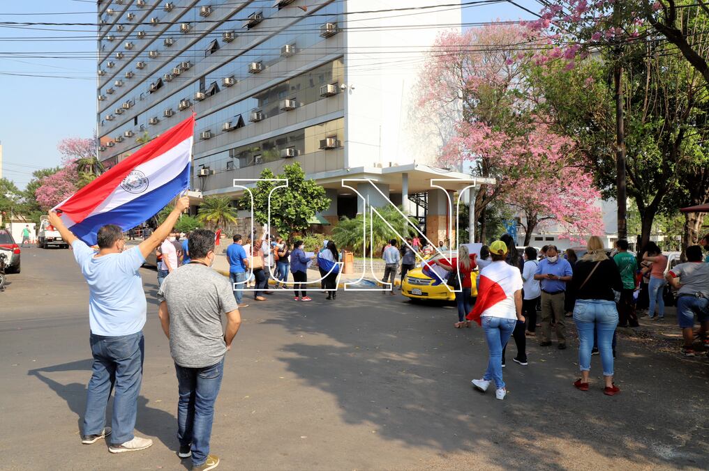 La convocatoria es de la Unión Nacional de Jubilados del Paraguay, con la idea de conocer la postura del presidente del IPS, Jorge Brítez, sobre el proyecto de ley que crea la Superintendencia de Pensiones. Foto: Alberto Jara