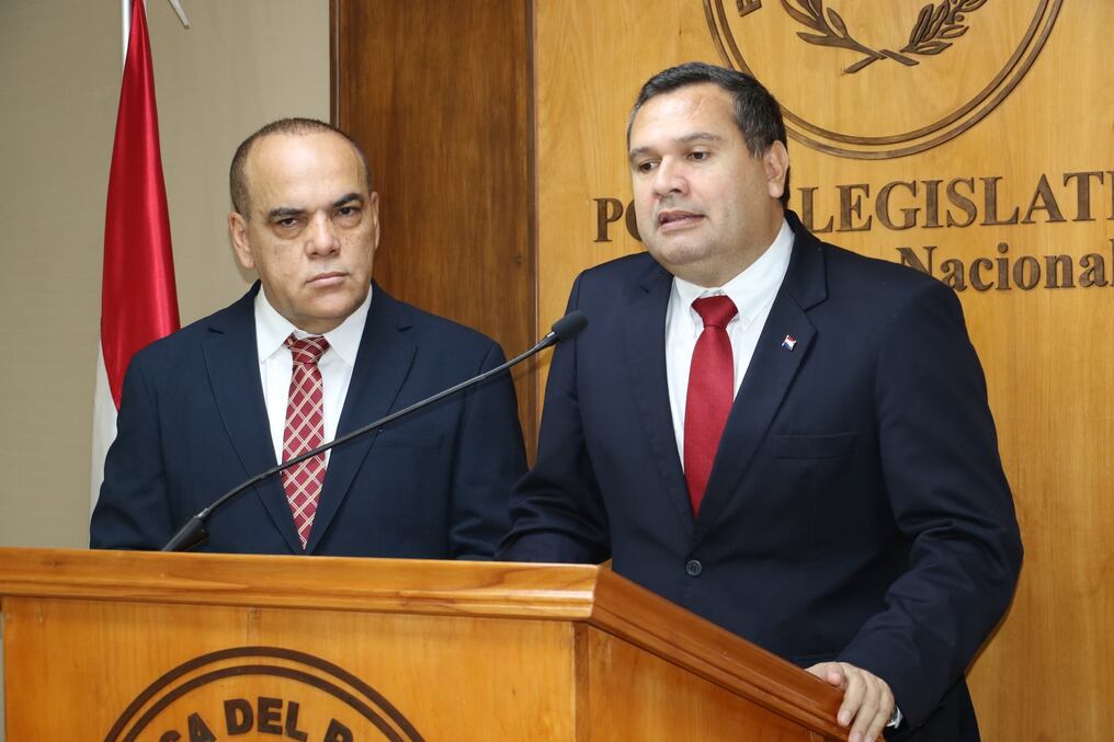 El senador Derlis Maidana, adelantó que junto con su colega Basilio Núñez preparan un dictamen de Legislación por el rechazo del proyecto de Ley de Devolución Premiada por inconstitucional. Foto: Gentileza