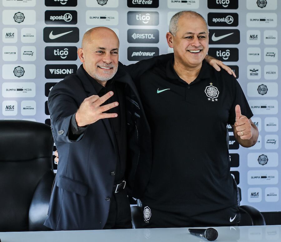 Francisco Arce junto a Miguel Cardona, durante su presentación oficial como flamante técnico de Olimpia.FOTO:@OLIMPIAMEDIA