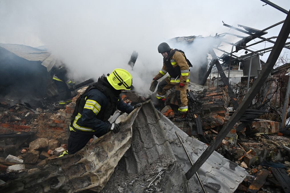 Los rescatistas trabajan para apagar un incendio en una casa privada tras un ataque con drones en Járkov. Foto: Sergey Bobok/AFP
