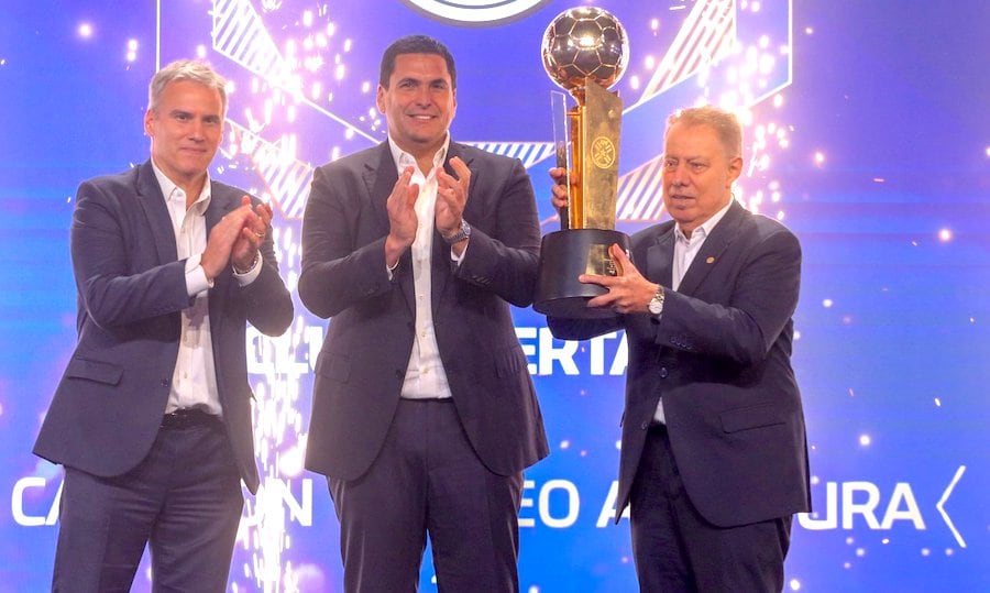 Rubén di Tore al momento del reconocimiento a Libertad por el título logrado en el torneo Apertura.FOTO: APF
