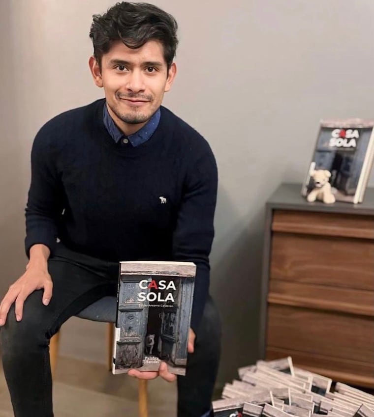 Emilio Calderón exhibe su libro “Casa Sola”. Foto: Instagram - @ziggy.star.bucks