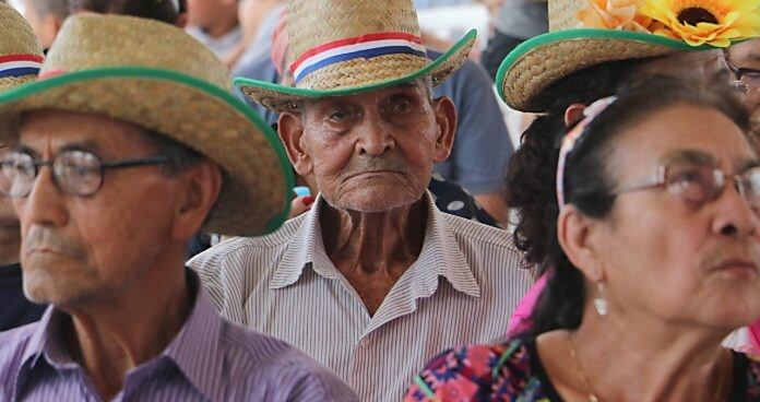 El programa de pensiones de adultos mayores pasará de ser administrado por el MEF al MDS. Foto: Gentileza