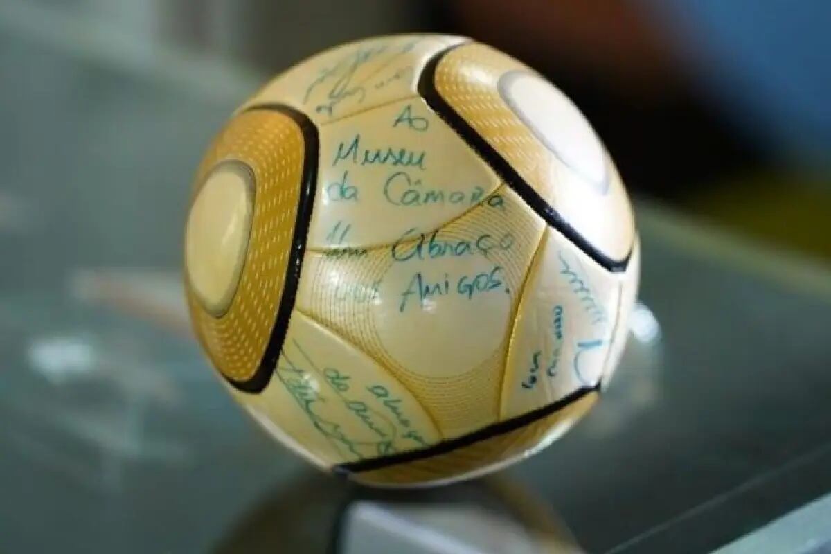 La Nación / Brasil: irá 17 años a prisión por robar balón firmado por Neymar