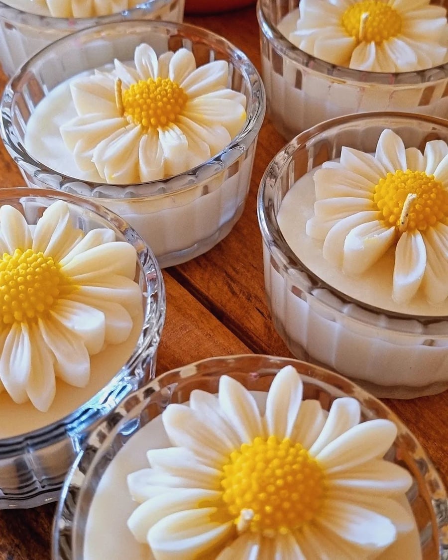 Entre muchas otras ventajas, las velas de cera de soja se consumen más lentamente que las de parafina; también producen menos hollín