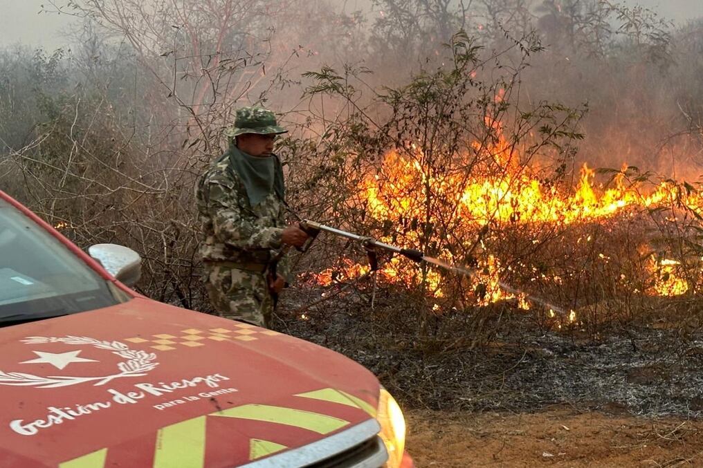 En Bahía Negra, Alto Paraguay, ya evacuaron a mujeres, niños y adultos debido a que el fuego avanza sin piedad. Foto: @senparaguay