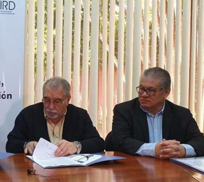 El titular del Centro de Información y Recursos para el Desarrollo (CIRD), Agustín Carrizosa Gubetich junto con el coordinador anticorrupción de la oenegé Carlos Alcaraz. Foto: Gentileza