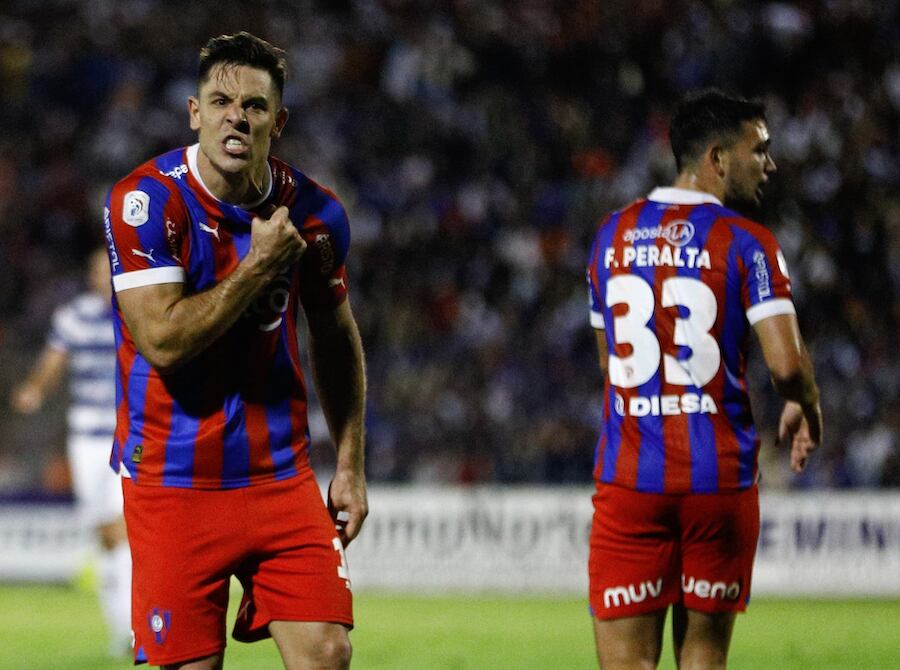 Diego Churín festeja su conquista, que abrió el camino de la victoria de Cerro Porteño en Pedro Juan Caballero. Foto: Emilio Bazán
