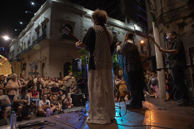 Miguel Narvaez y Jennifer Hicks conjugaron a gran cantidad de personas sobre la calle Palma. Foto: Gentileza