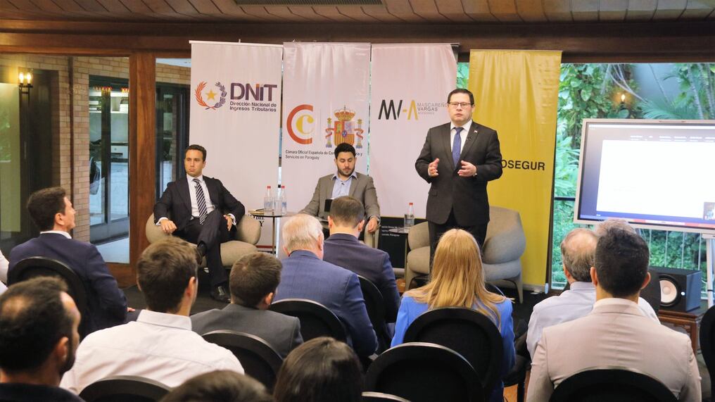 Óscar Orué, ayer lunes, en un evento de la Cámara de Comercio Española, sobre la doble imposición. Foto: @DNITpy