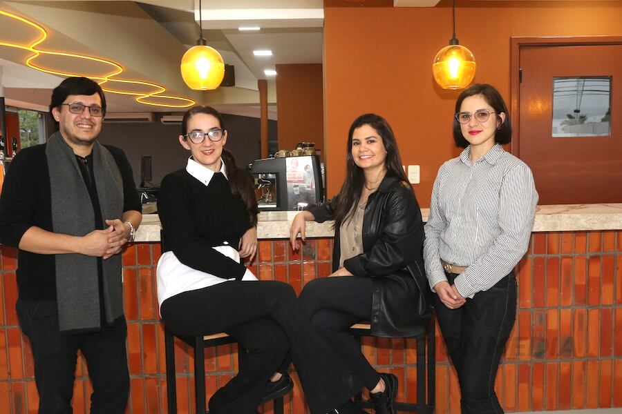 Ismael Zelada, Ingrid Glocker, Isaura Delfini y Victoria Valdovinos, quienes junto con Bianka Glocker y Rubén Duré llevan adelante este exitoso emprendimiento en un rubro cada vez más competitivo