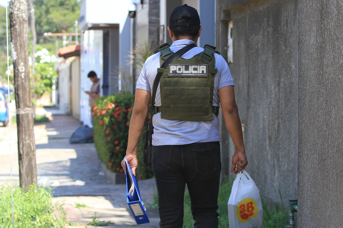 Anti-narcotics police officers carry out a raid on a house during an operation to try to arrest Uruguayan Sebastian Marset in Santa Cruz, Bolivia, on July 30, 2023. Bolivia has mobilized more than 2,250 security agents for a manhunt of a wanted cocaine trafficker who has ricocheted around the world to elude capture, a senior official said on Sunday. The target of the hunt is Sebastian Enrique Marset Cabrera, wanted on drugs charges in his native Uruguay, Paraguay, Brazil and the United States. (Photo by Ricardo MONTERO / AFP)