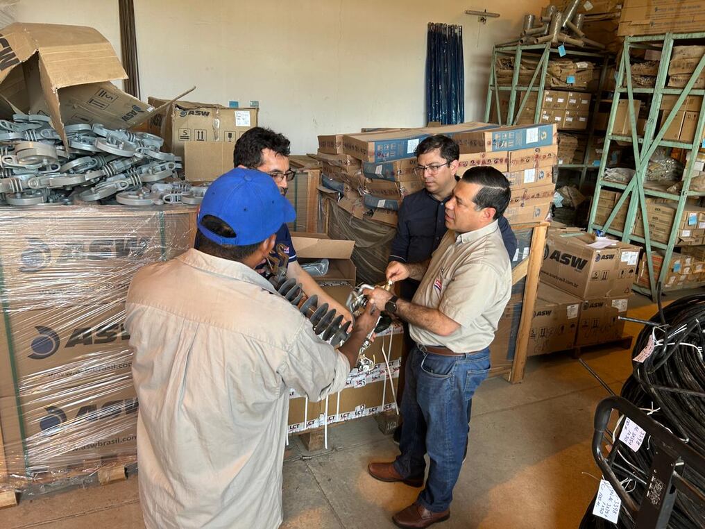 El titular de la Ande, Félix Sosa, verificó el depósito de materiales en Filadelfia, a fines de enero. Foto: @ANDEOficial