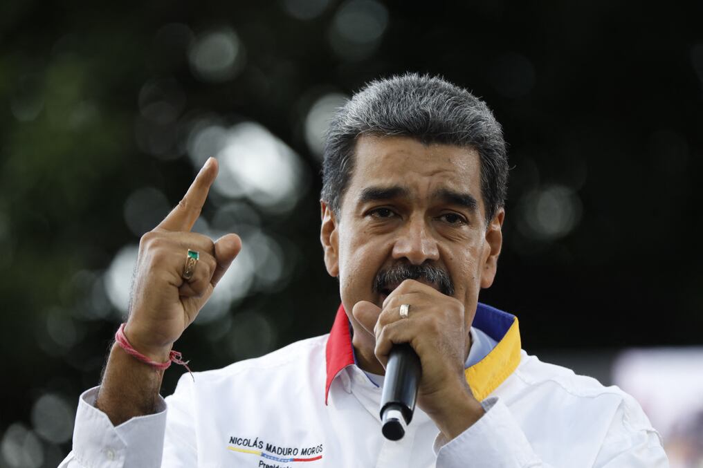 El presidente venezolano Nicolás Maduro habla con sus partidarios durante una manifestación en Caracas, el 3 de agosto. Foto: AFP