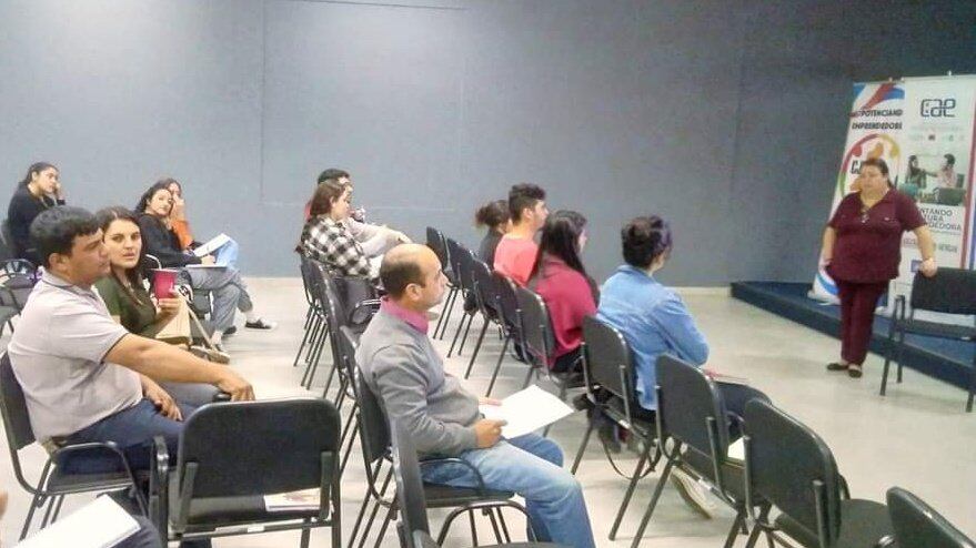 Para fortalecer las competencias financieras de la comunidad de Pilar se realizó un curso gratuito de educación financiera. Foto: Gentileza