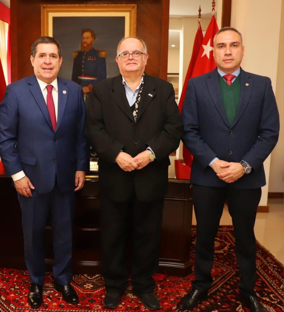 El presidente de la ANR, Horacio Cartes, y el licenciado Enrique Dávalos se reunieron para la organización de las jornadas de capacitación. Foto: Gentileza