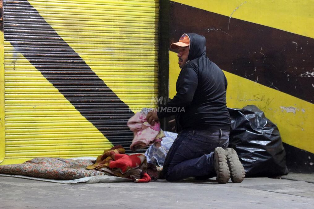Muchas personas de condición vulnerable necesitan una mano solidaria en estos días y noches de intenso frío. Foto: Cristóbal Núñez