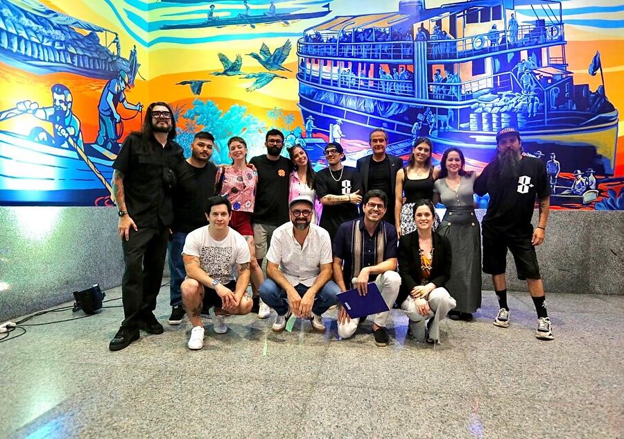 Los muralistas creadores de los murales del Centro Cultural del Puerto de Asunción, junto a la ministra de Cultura, Adriana Ortiz y el director del centro cultural César Centurión. Foto: Gentileza