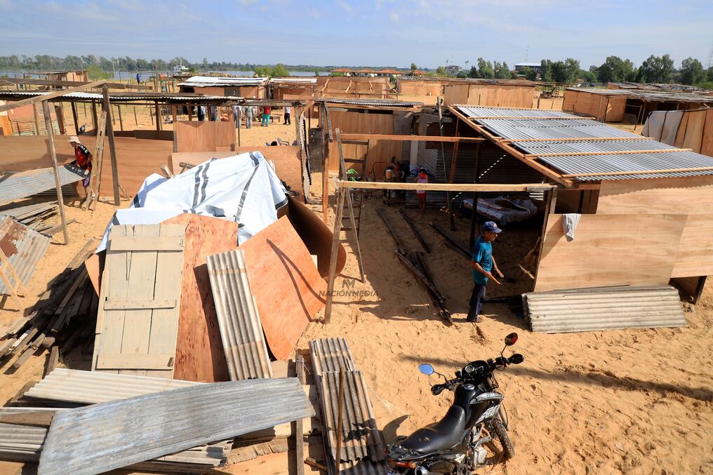 En marzo de este año, el río Paraguay creció tres metros y obligó a que 500 familias se desplacen hacia asentamientos provisorios. Foto: Archivo