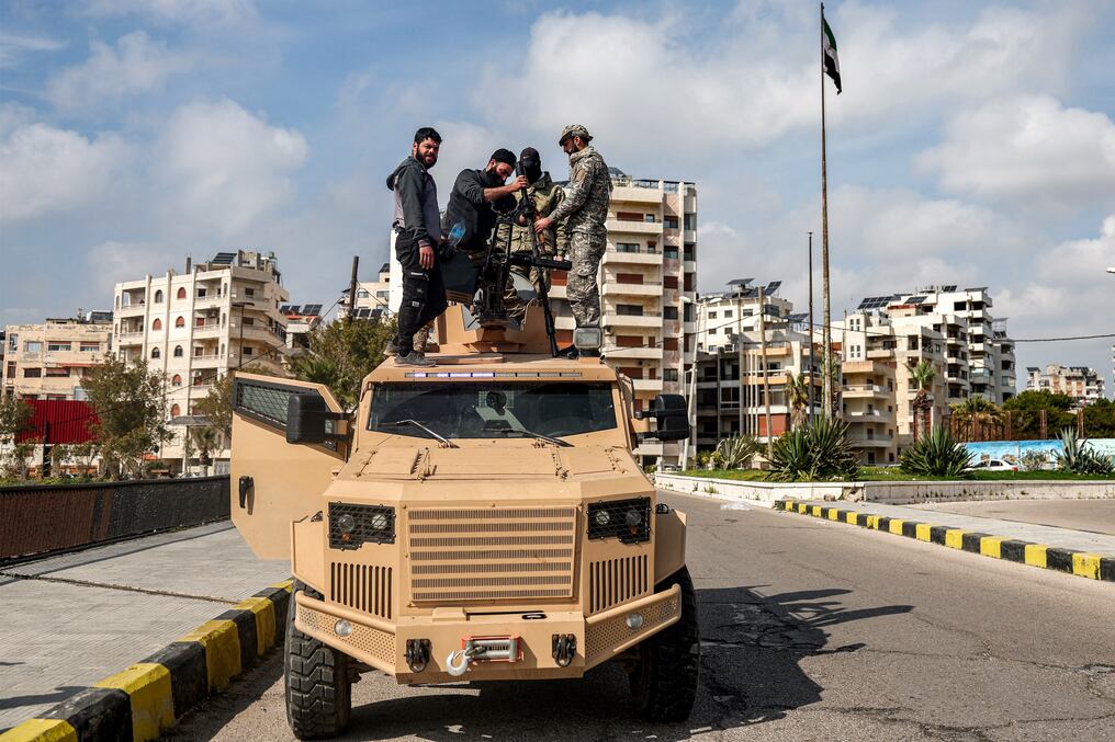 Las fuerzas de seguridad leales al gobierno interino sirio controlan una carretera en la ciudad de Latakia. Foto: Omar Haj Kadour/AFP