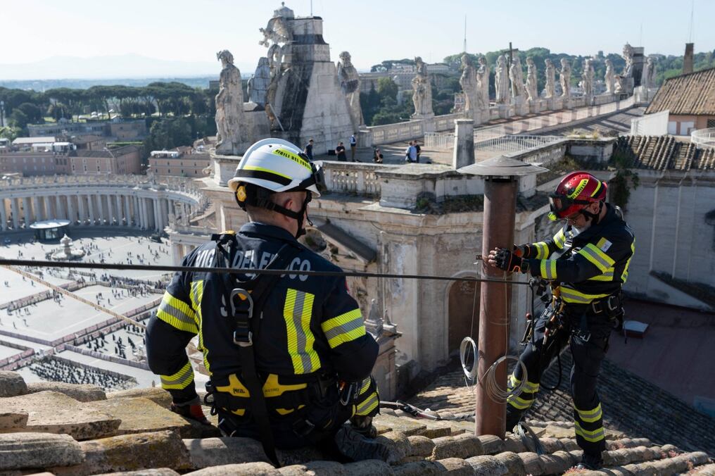 El Vaticano instaló ayer viernes la chimenea que anunciará desde la Capilla Sixtina que los cardenales eligieron al sucesor de Francisco. Foto: AFP