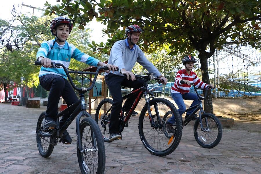 Los adolescentes de este tiempo necesitan un padre que combina afecto con autoridad, escucha con orientacin, y apoyo con el fomento de laindependencia