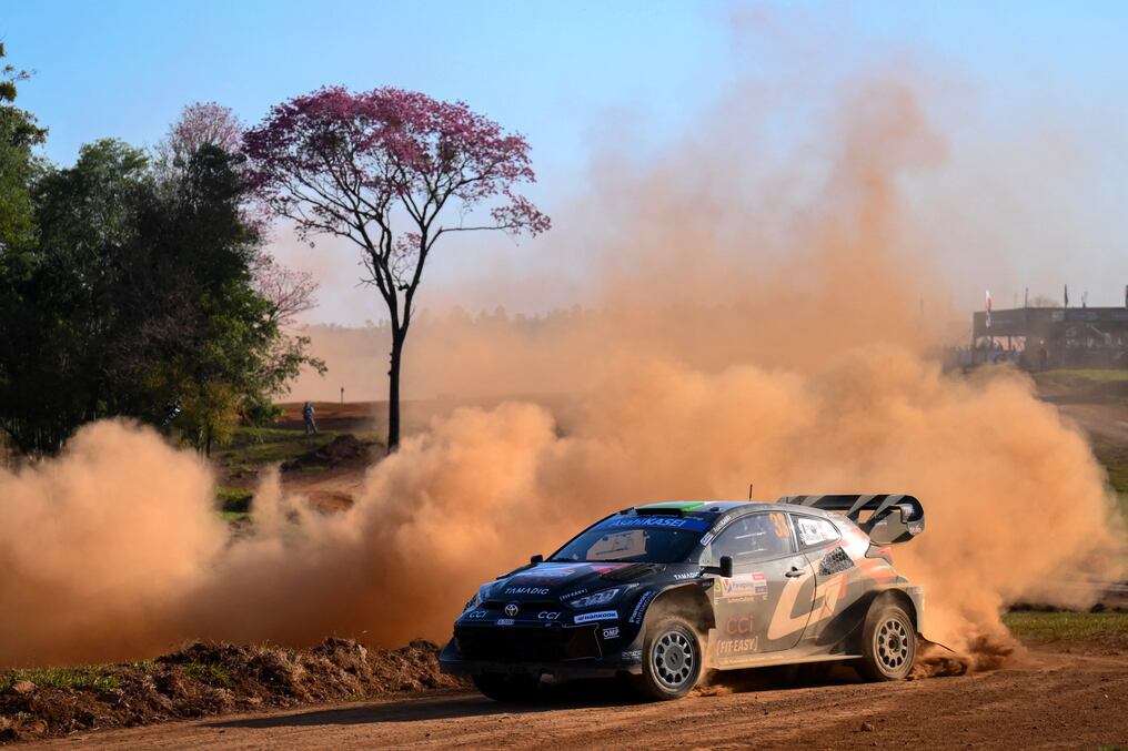 El piloto británico Elfyn Evans y su copiloto Scott Martin durante la etapa Autódromo en Capitán Miranda. Foto: Luis Robayo/AFP