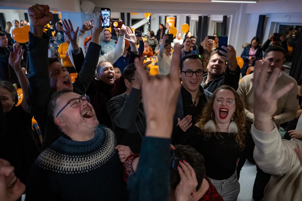 Miembros del partido nacionalista groenlandés Naleraq celebran el recuento de votos en Nuuk. Foto: Odd Andersen/AFP